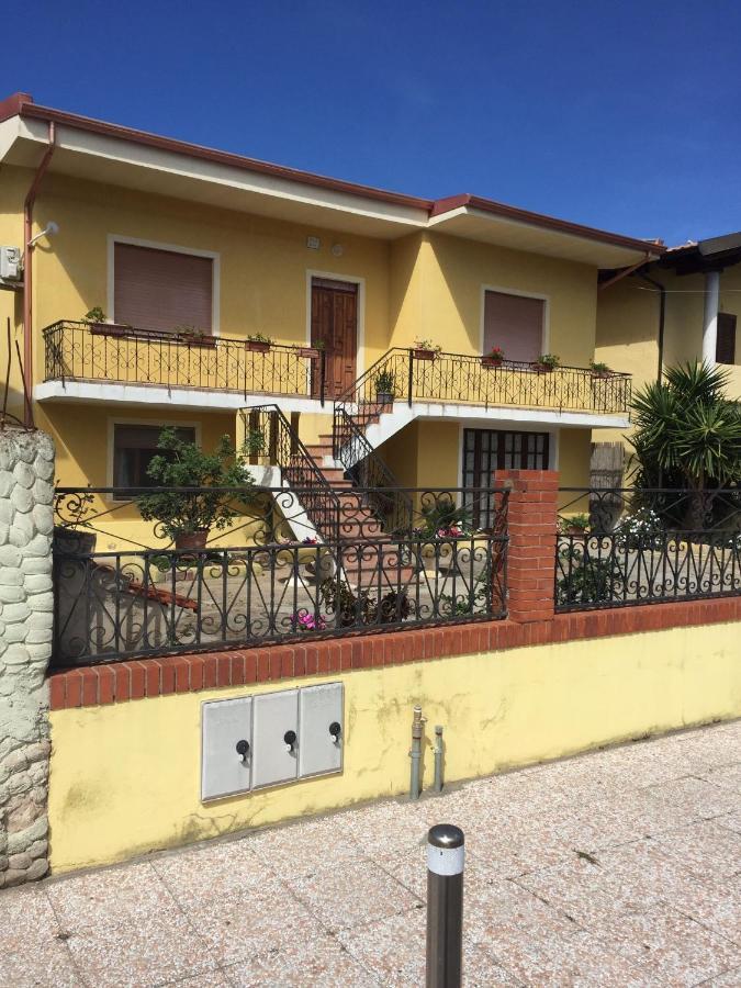 B&B Anna Piscinas Buitenkant foto