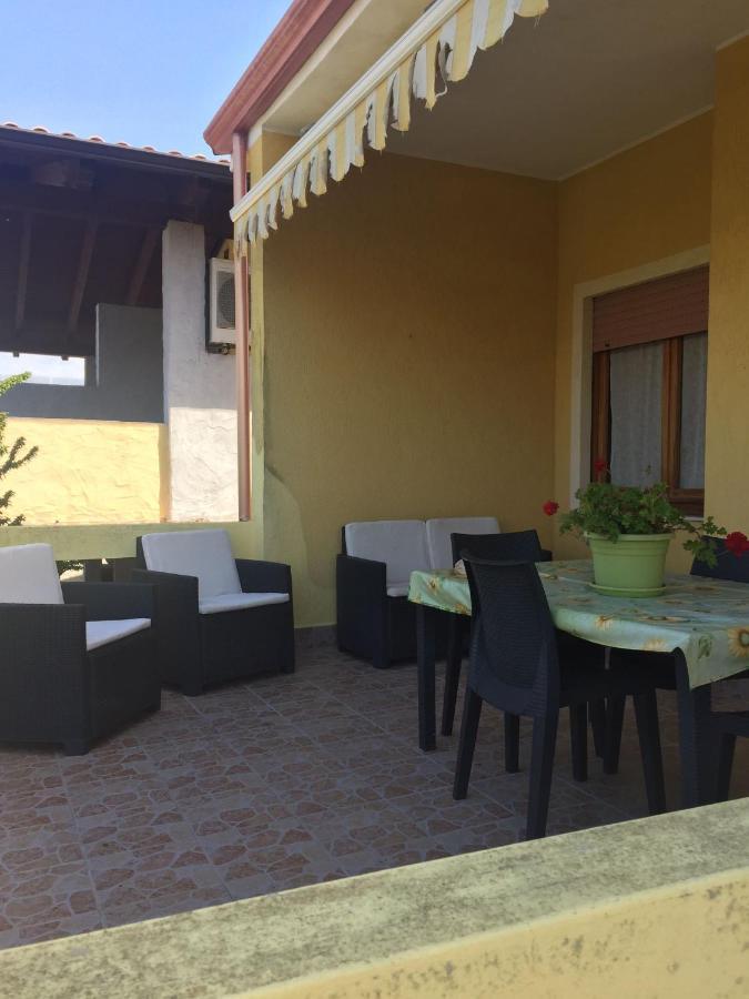 B&B Anna Piscinas Buitenkant foto